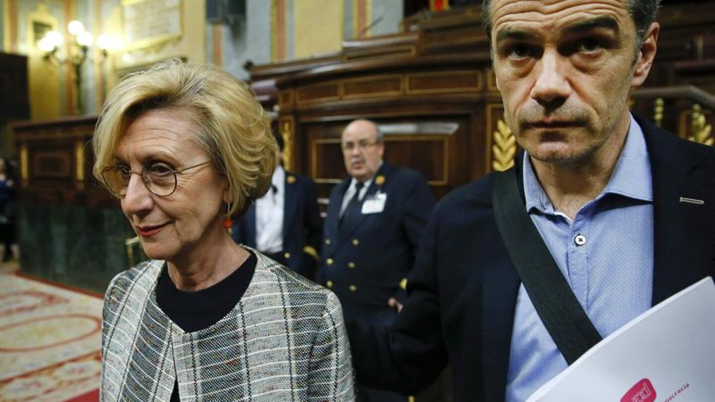 Rosa D&iacute;ez llega al Senado junto a Toni Cant&oacute;