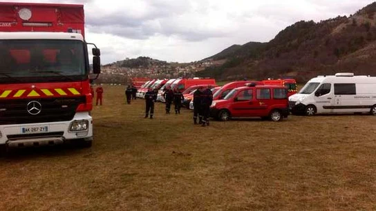 Servicios de emergencia en el lugar donde se encuentra el avión siniestrado. Servicios de emergencia en el lugar donde se encuentra el avión siniestrado.