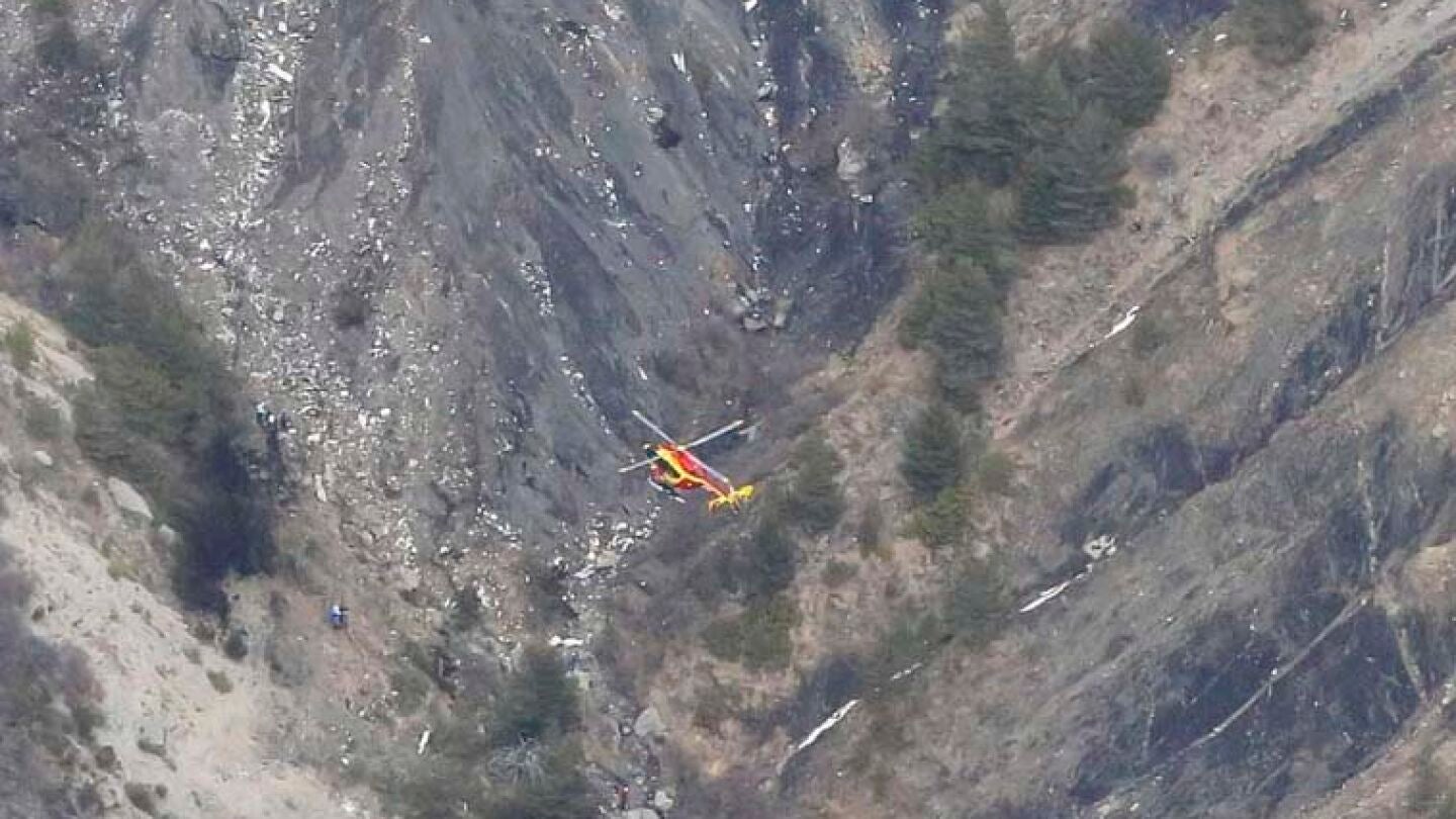 Un helic&oacute;ptero sobrevuela el lugar del accidente del avi&oacute;n en Francia