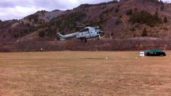 Imagen de un helic&oacute;ptero de los servicios de emergencia en la zona del suceso.