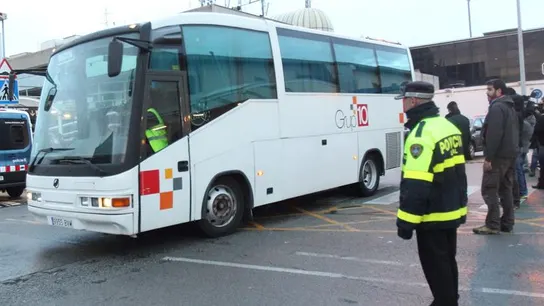 Un autobús parte rumbo a Francia Un autobús parte rumbo a Francia