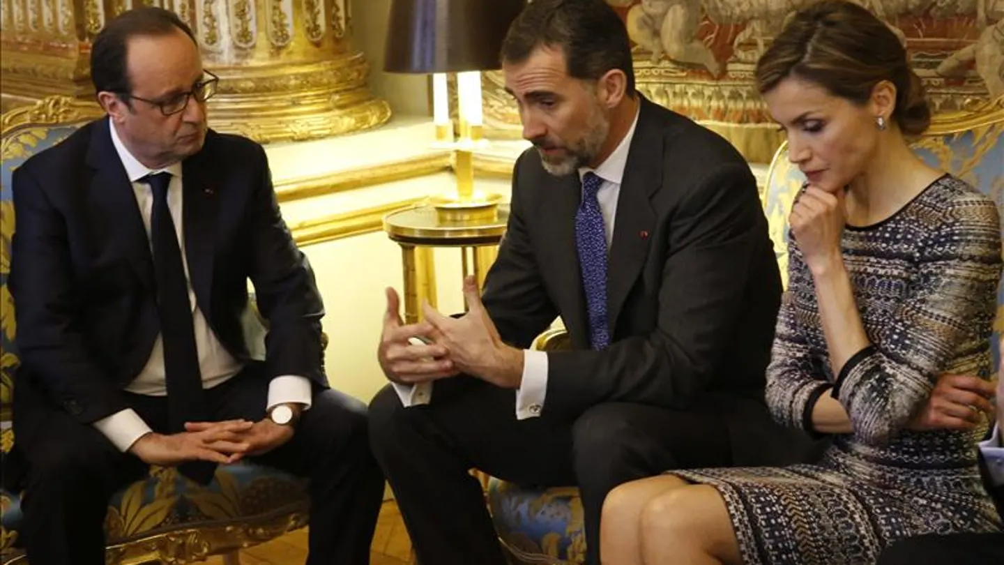Los reyes hablan con François Hollande durante la visita de Estado a Francia Los reyes hablan con François Hollande durante la visita de Estado a Francia