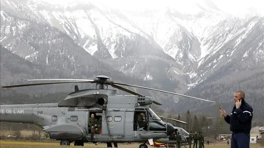 Helicóptero en el lugar del avión siniestrado Helicóptero en el lugar del avión siniestrado