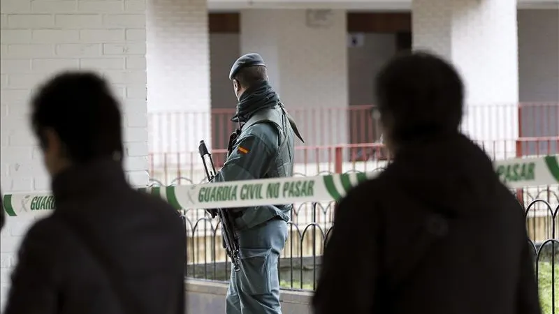 Agentes de la Guardia Civil durante el registro de un domicilio en San Sebastián