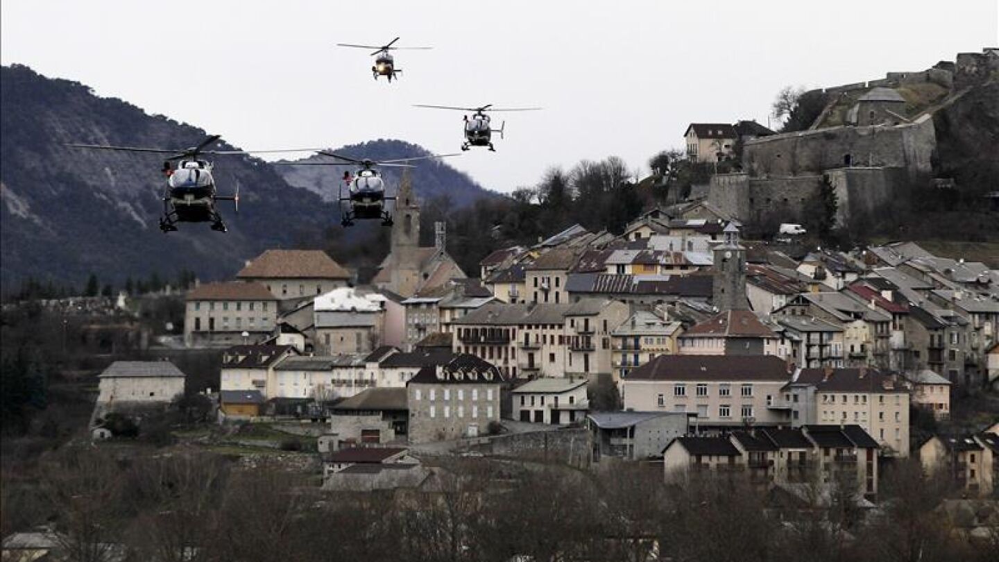 Un grupo de helic&oacute;pteros sobrevuela la localidad francesa de Seyne-les-Alps
