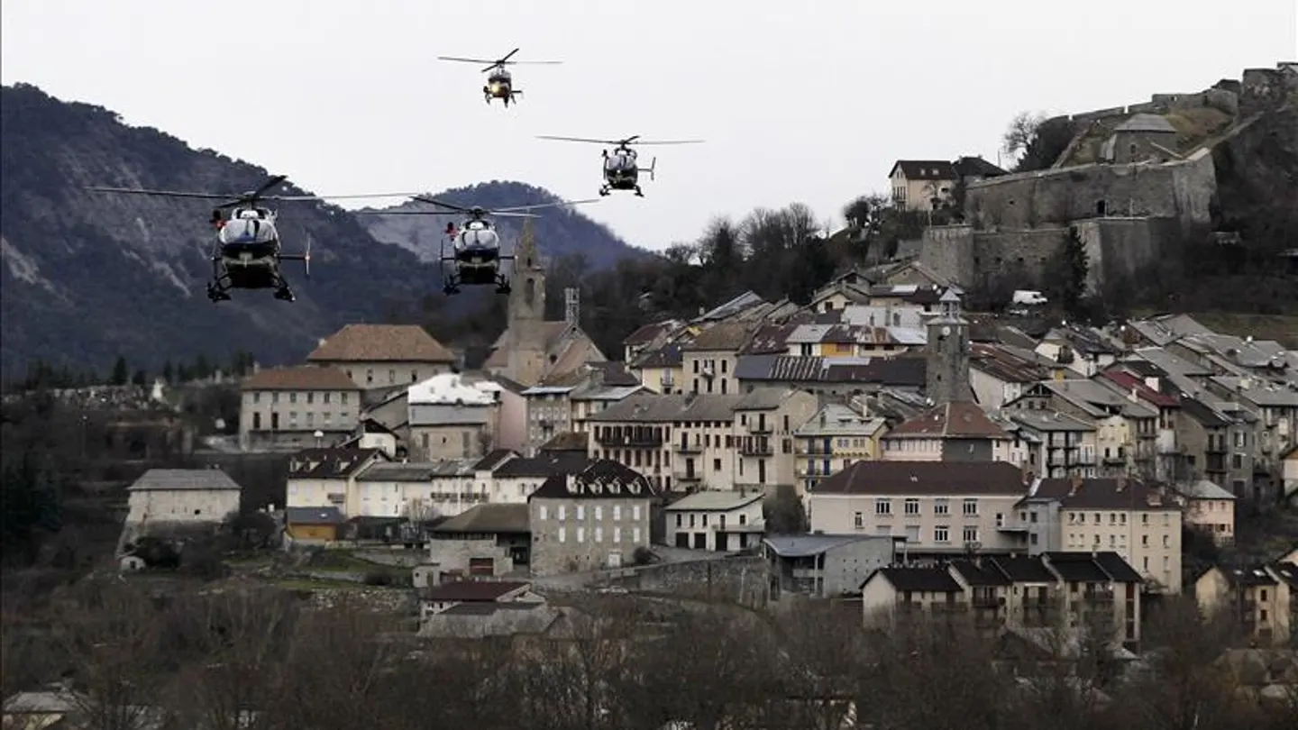 Un grupo de helicópteros sobrevuela la localidad francesa de Seyne-les-Alps Un grupo de helicópteros sobrevuela la localidad francesa de Seyne-les-Alps