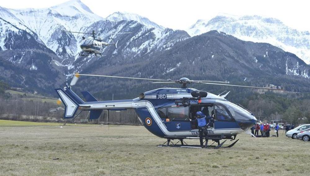 Un helicóptero llega a la zona del accidente en Los Alpes franceses.