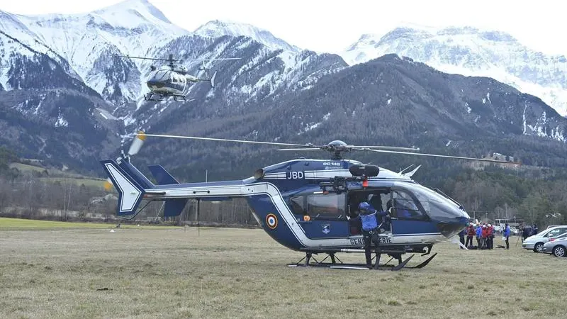 Un helicóptero llega a la zona del accidente en Los Alpes franceses.