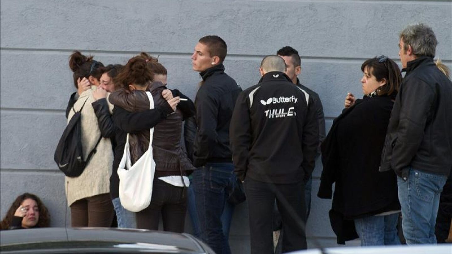 Un grupo de j&oacute;venes en la entrada del tanatorio de Daganzo, donde despidieron a Katia Esteban