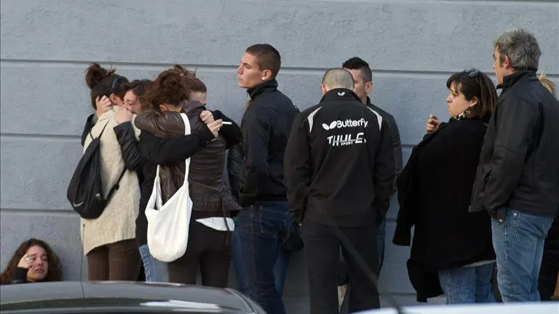 Un grupo de jóvenes en la entrada del tanatorio de Daganzo, donde despidieron a Katia Esteban