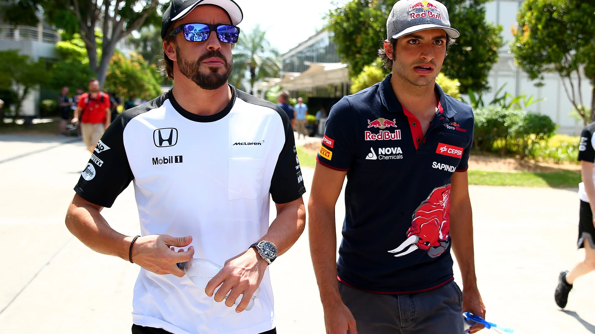 Alonso y Sainz pasean por el paddock malayo.