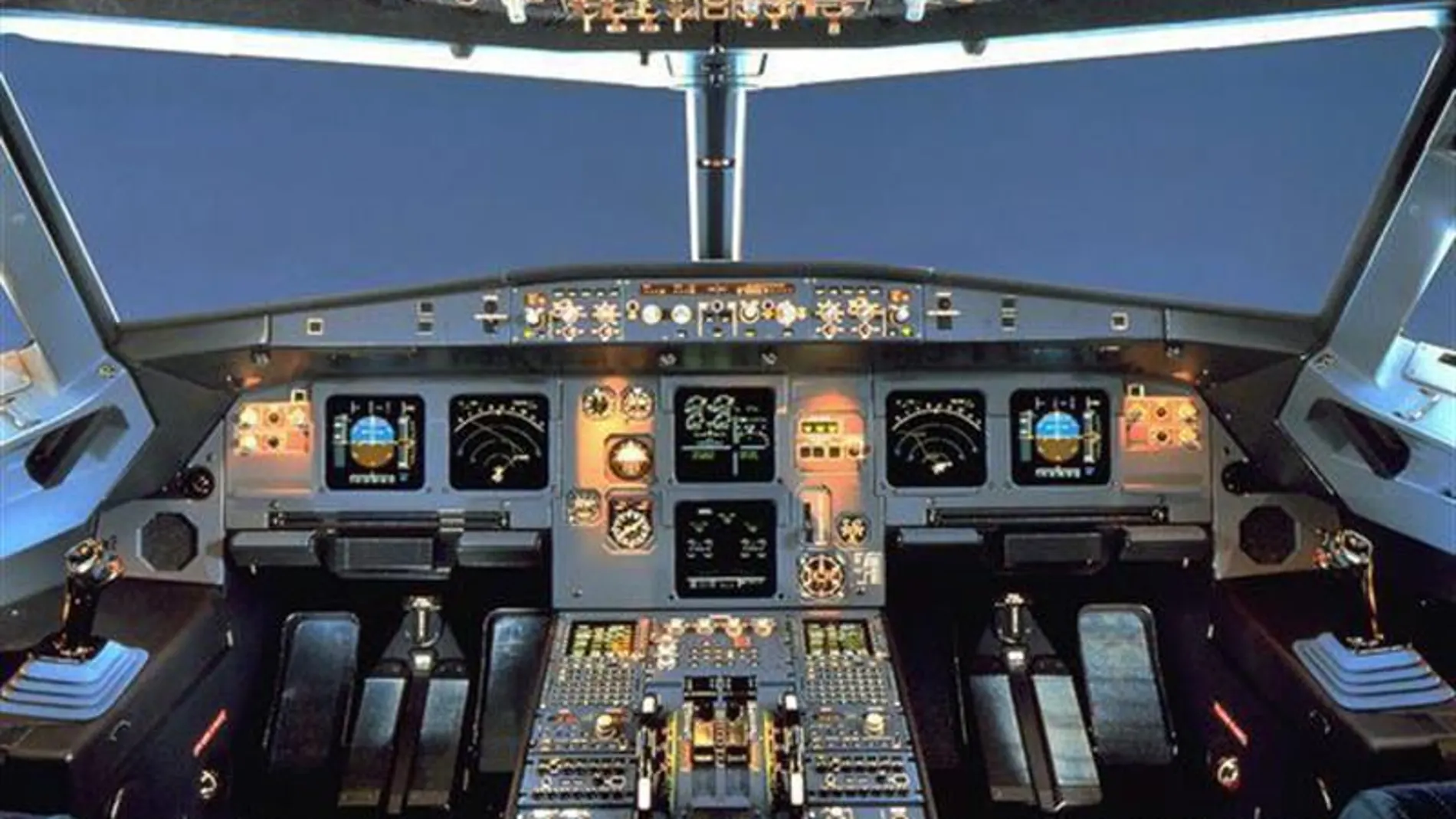  Fotografía que muestra la cabina de un Airbus