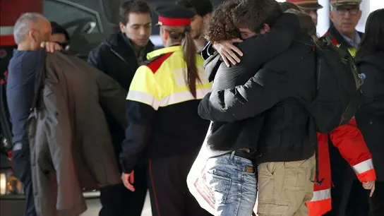 Llega a Marsella el avión de los familiares de las víctimas españolas Llega a Marsella el avión de los familiares de las víctimas españolas