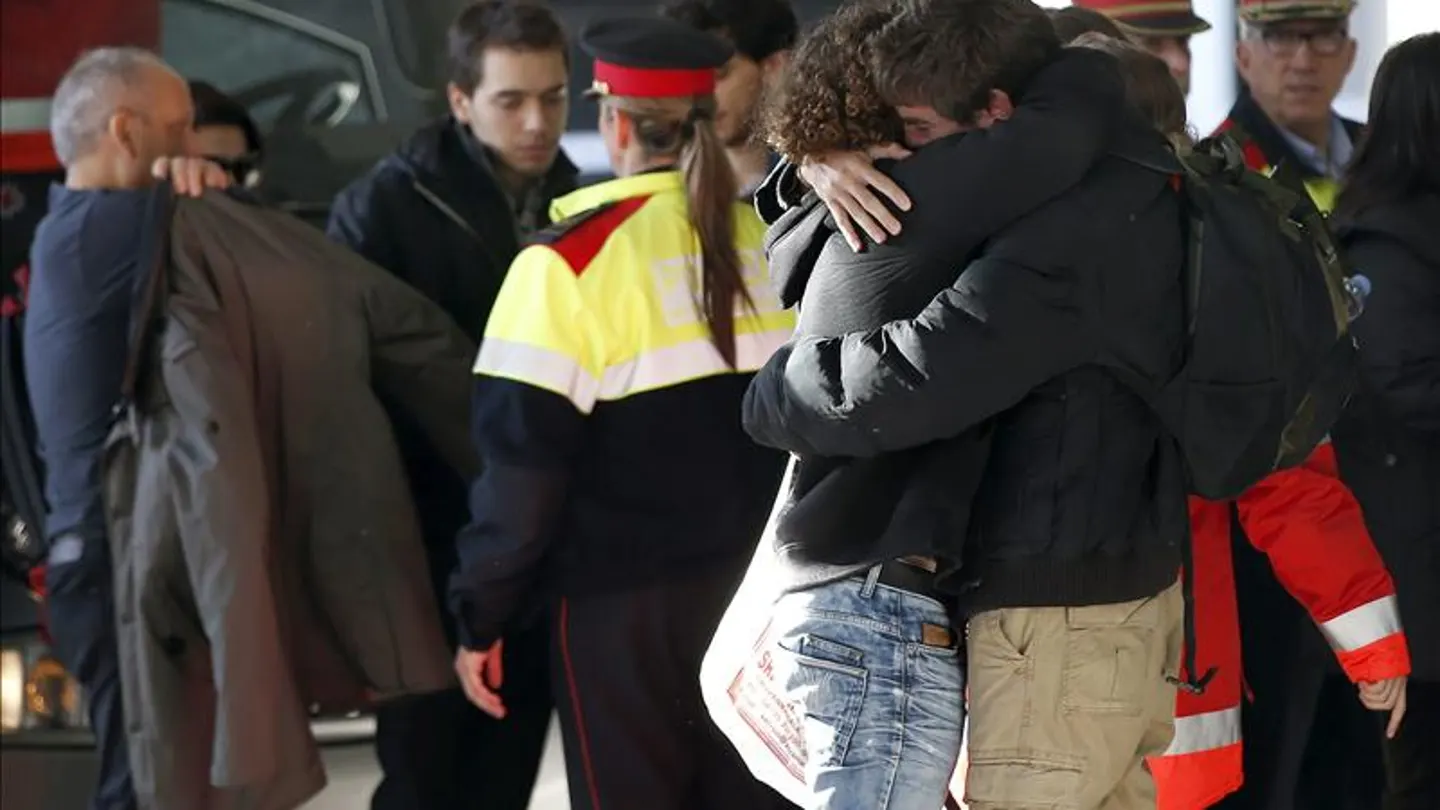 Llega a Marsella el avión de los familiares de las víctimas españolas Llega a Marsella el avión de los familiares de las víctimas españolas