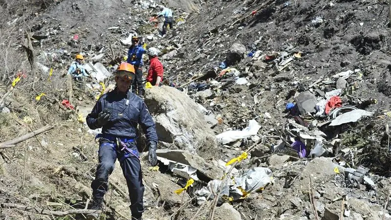 Miembros de los equipos de rescate galos