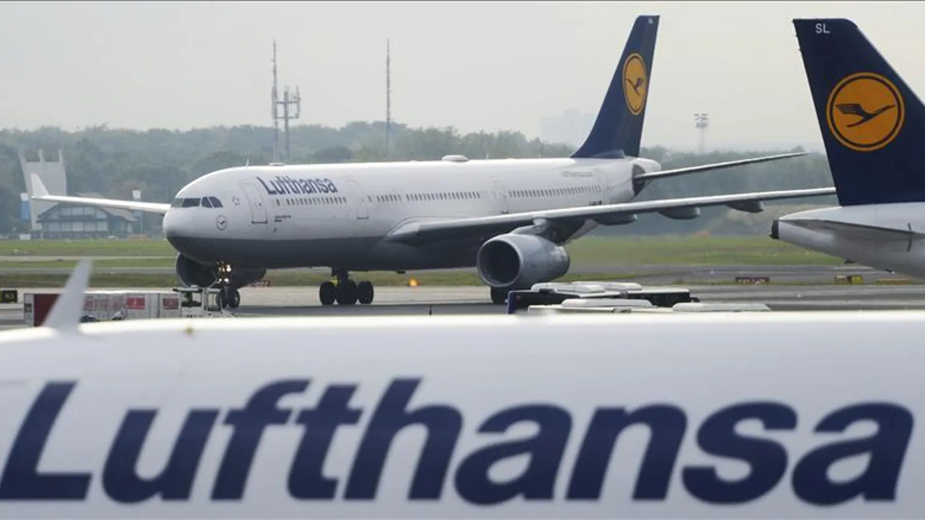 Varios aviones de Lufthansa antes de despegar