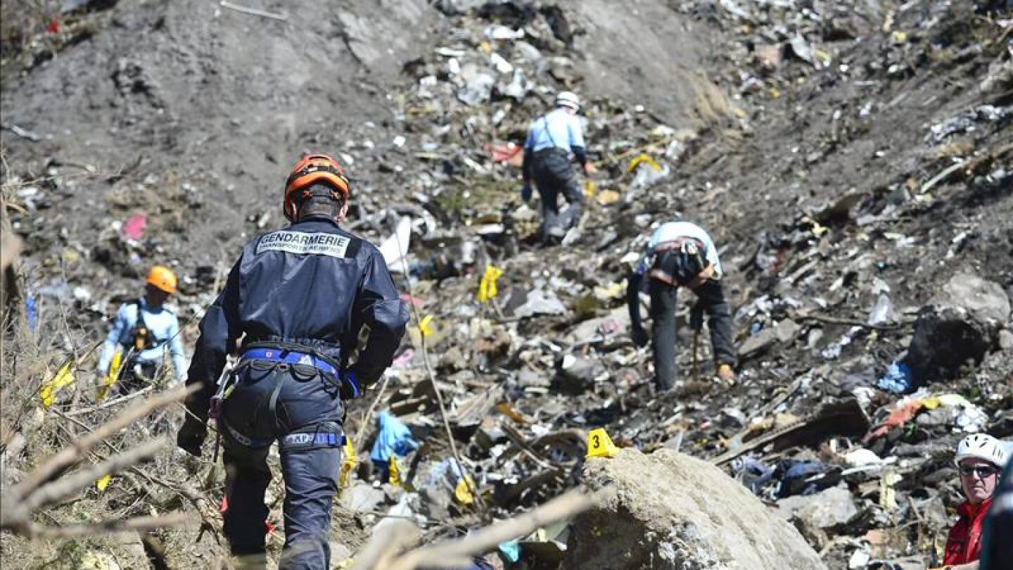 Miembros de los equipos de rescate mientras trabajan en el lugar de la cat&aacute;strofe a&eacute;rea del Airbus A320 