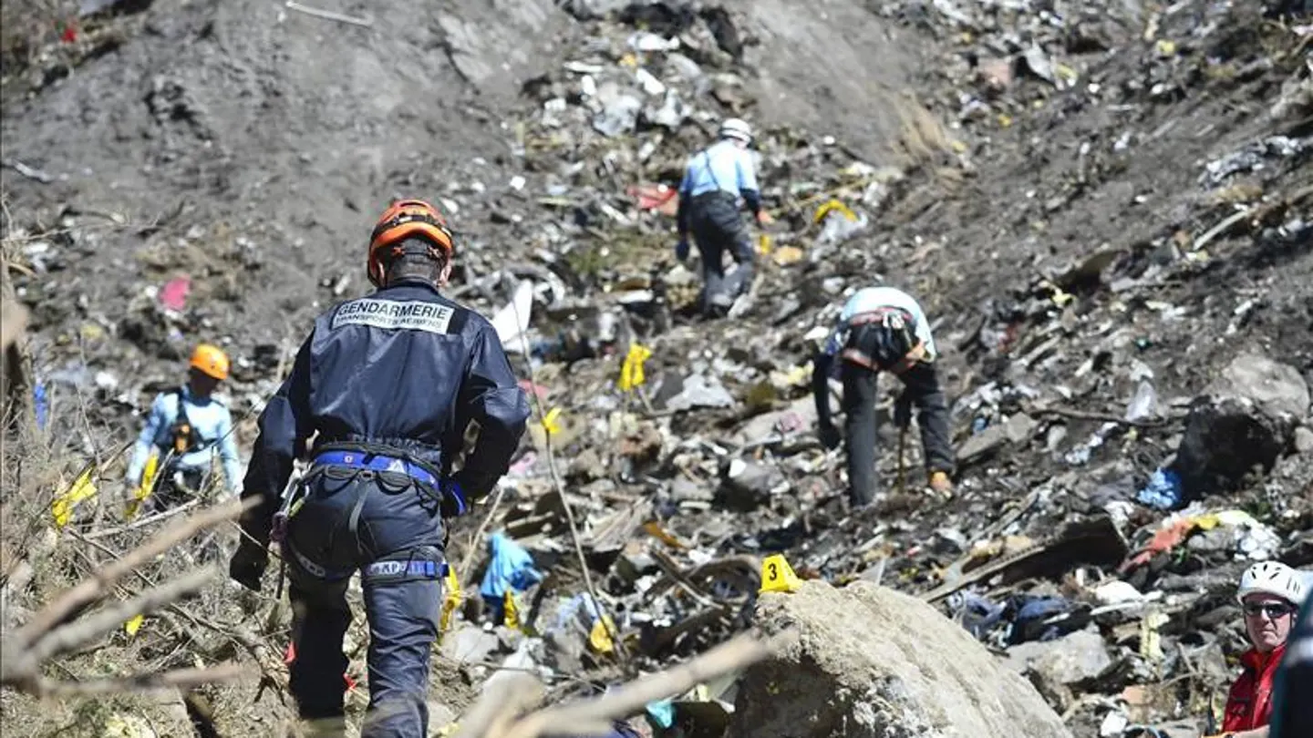 Miembros de los equipos de rescate mientras trabajan en el lugar de la catástrofe aérea del Airbus A320 Miembros de los equipos de rescate mientras trabajan en el lugar de la catástrofe aérea del Airbus A320