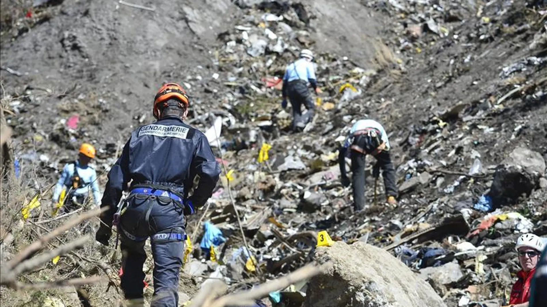 Miembros de los equipos de rescate mientras trabajan en el lugar de la catástrofe aérea del Airbus A320 