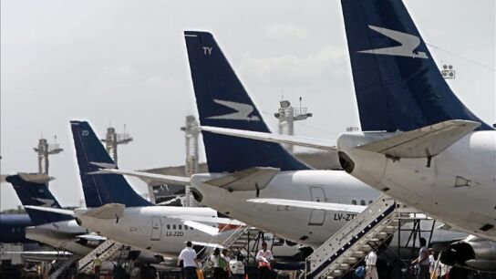 Colas de aviones en una imagen de archivo