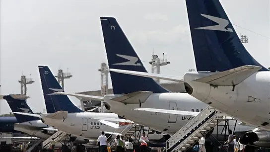 Colas de aviones en una imagen de archivo Colas de aviones en una imagen de archivo