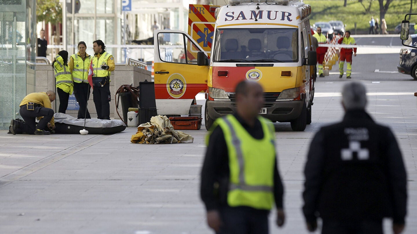 Los Tedax de la Polic&iacute;a Nacional inspeccionan la oficina de correos del Palacio de Cibeles