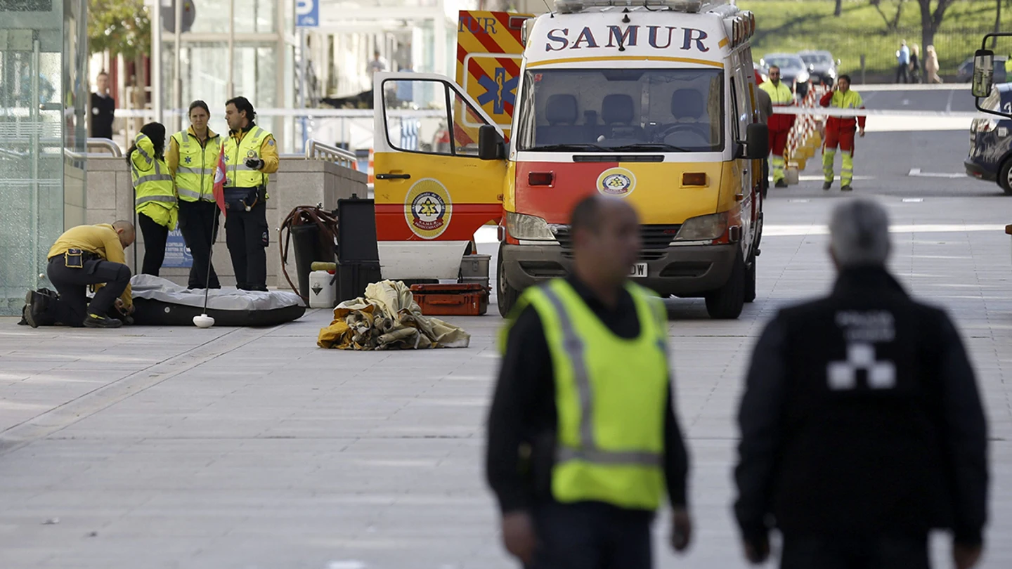 Los Tedax de la Policía Nacional inspeccionan la oficina de correos del Palacio de Cibeles Los Tedax de la Policía Nacional inspeccionan la oficina de correos del Palacio de Cibeles