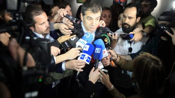 El diputado y candidato a la Generalitat valenciana, Toni Cantó, atiende a la prensa tras el Consejo Político de UPyD