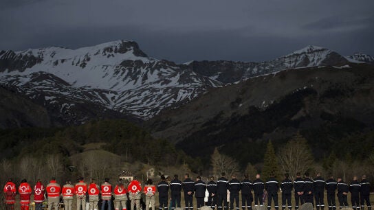 Voluntarios de la Cruz Roja y agentes de la Gendarmer&iacute;a francesa ante el monumento de las v&iacute;ctimas