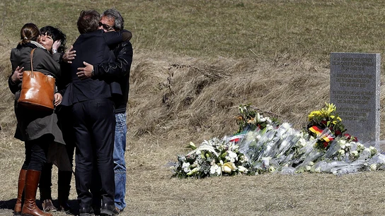 Familiares de las víctimas del accidente de avión en los Alpes franceses se abrazan Familiares de las víctimas del accidente de avión en los Alpes franceses se abrazan