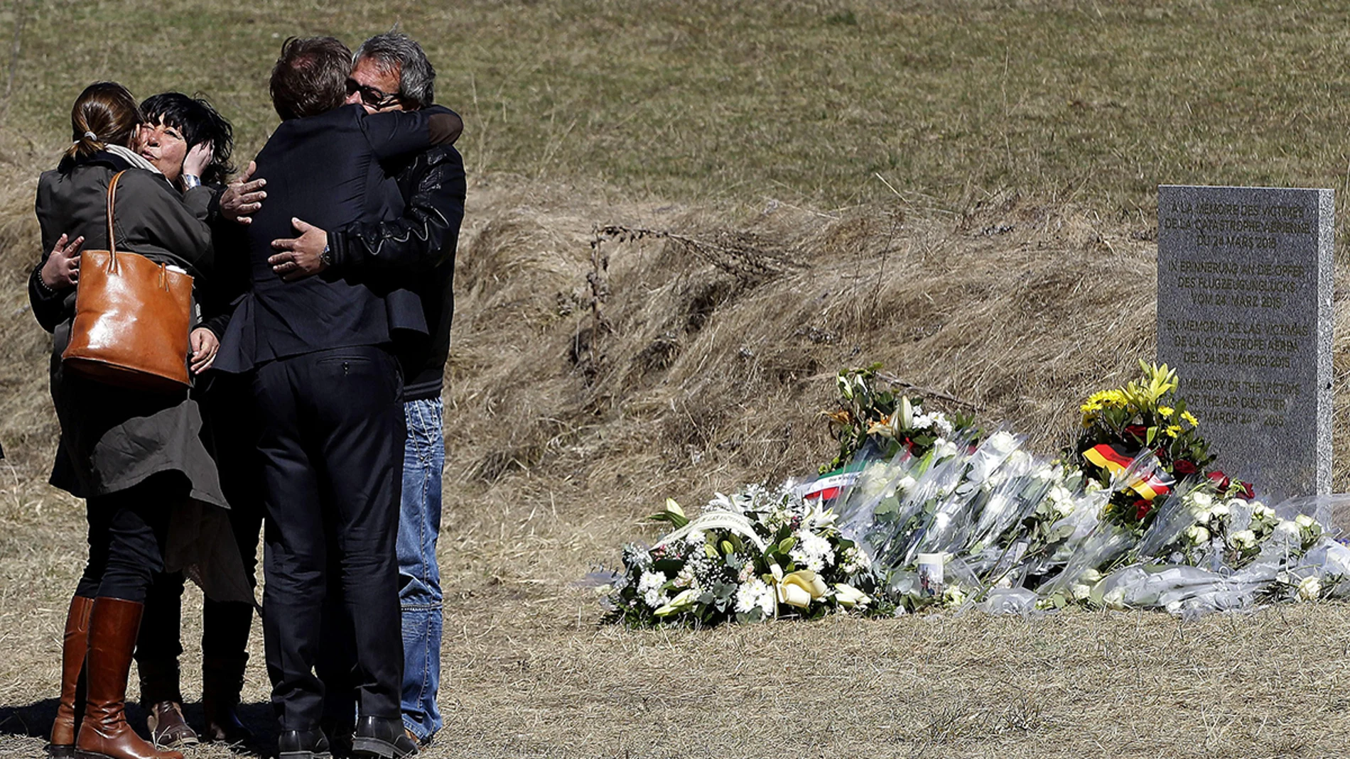 Familiares de las víctimas del accidente de avión en los Alpes franceses se abrazan