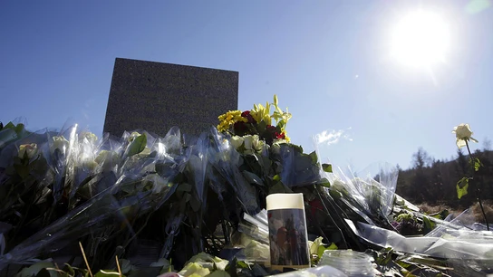 Algunos de los recuerdos a las victimas, que familiares y amigos han depositido en la localidad de Le Vernet Algunos de los recuerdos a las victimas, que familiares y amigos han depositido en la localidad de Le Vernet