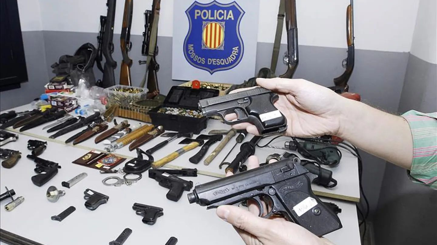 Vista de numerosas armas de fuego confiscadas por los Mossos Vista de numerosas armas de fuego confiscadas por los Mossos
