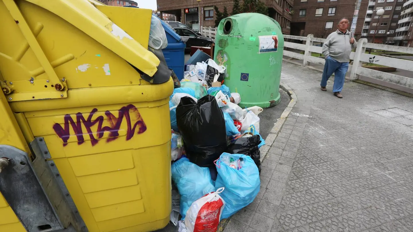 Toneladas de basura se acumulan en Getxo tras cuatro semanas de huelga Toneladas de basura se acumulan en Getxo tras cuatro semanas de huelga