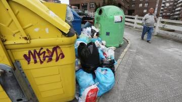 Toneladas de basura se acumulan en Getxo tras cuatro semanas de huelga