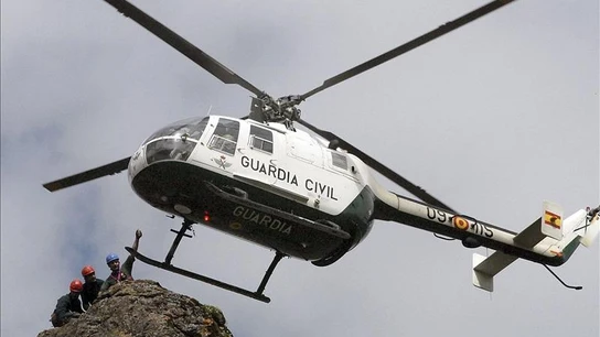Un helicóptero de la Guardia Civil. Un helicóptero de la Guardia Civil.