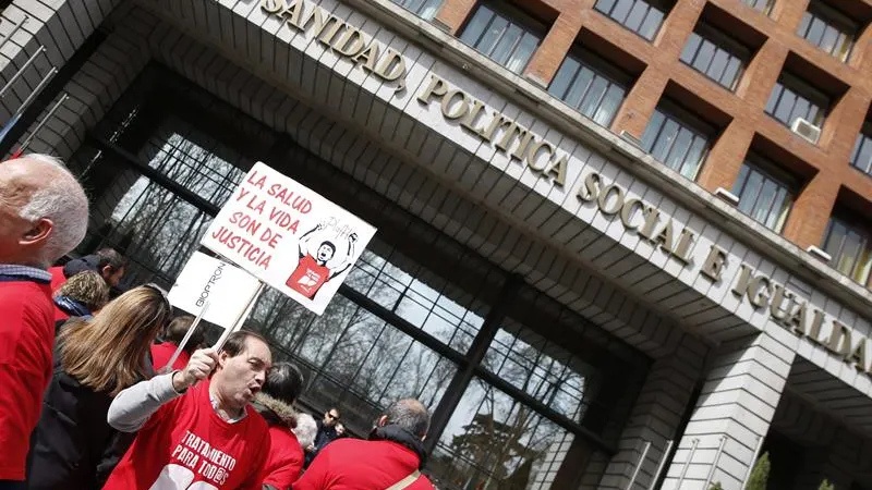 Integrantes de la plataforma de afectados por la Hepatitis C protestan ante el ministerio de Sanidad