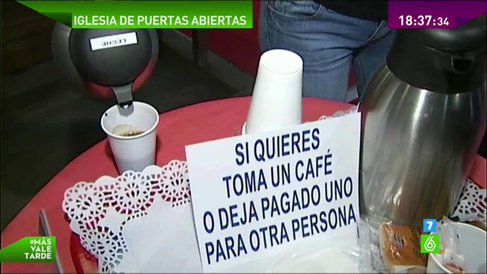 El padre Ángel presenta su 'iglesia ' con wifi, tablets y pantallas de televisión El padre Ángel presenta su 'iglesia ' con wifi, tablets y pantallas de televisión