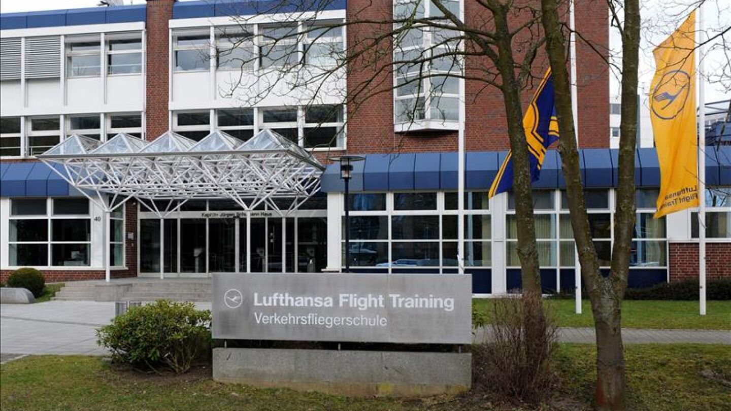 Banderas de la aerol&iacute;nea Lufthansa y Germanwings ondeando a medio m&aacute;stil en la Escuela de Pilotos de Lufthansa 
