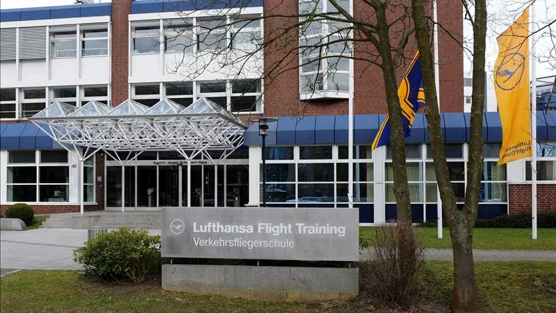 Banderas de la aerolínea Lufthansa y Germanwings ondeando a medio mástil en la Escuela de Pilotos de Lufthansa 