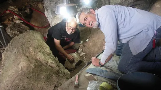 Lawrence de Guy Straus y Manuel González Morales, descubridores de La Dama Roja Lawrence de Guy Straus y Manuel González Morales, descubridores de La Dama Roja
