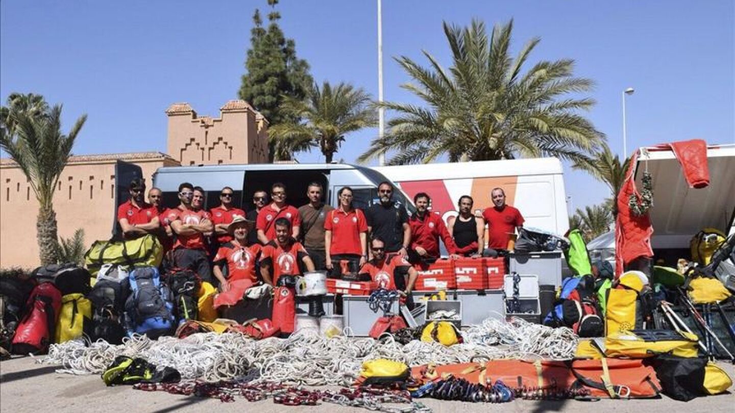 Familiares y amigos de los monta&ntilde;eros fallecidos muestran su indignaci&oacute;n por la gesti&oacute;n del rescate