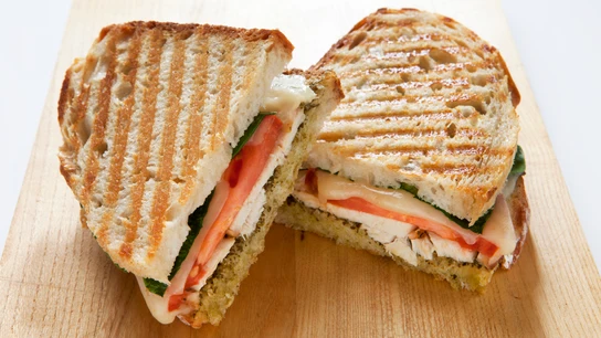 Sándwich de pan blanco y pollo a la plancha Sándwich de pan blanco y pollo a la plancha