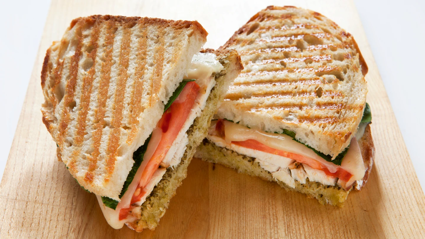 Sándwich de pan blanco y pollo a la plancha Sándwich de pan blanco y pollo a la plancha