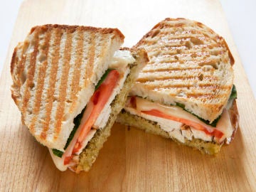 Sándwich de pan blanco y pollo a la plancha Sándwich de pan blanco y pollo a la plancha