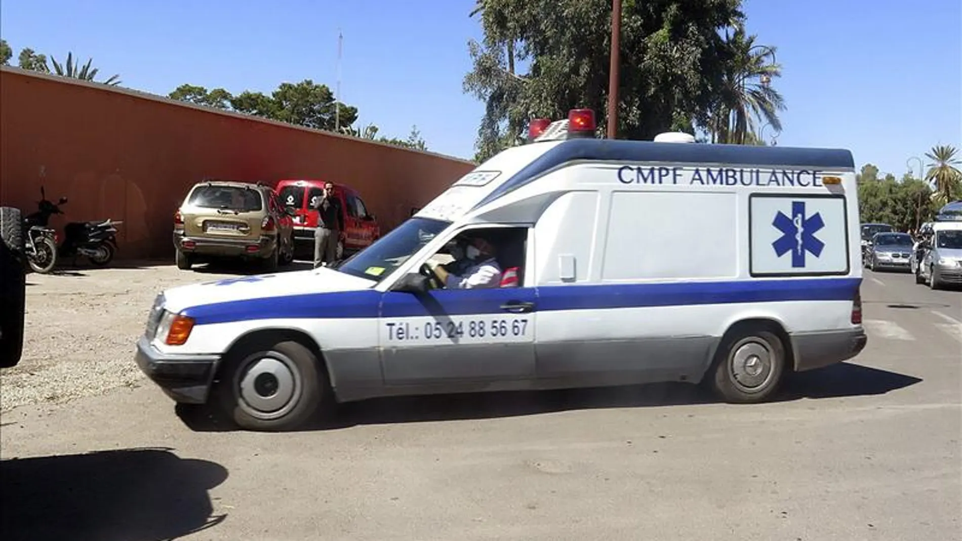 Una ambulancia traslada a la morgue los cuerpos de los dos espeleólogos españoles