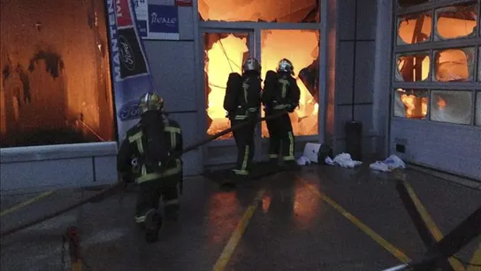 Bomberos apagando el fuego de un concesionario Bomberos apagando el fuego de un concesionario