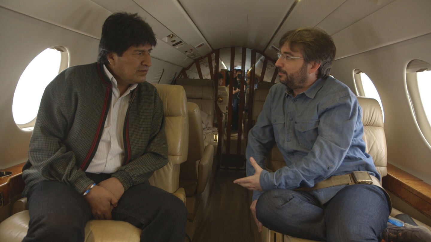 Evo Morales charla con Jordi &Eacute;vole en un avi&oacute;n