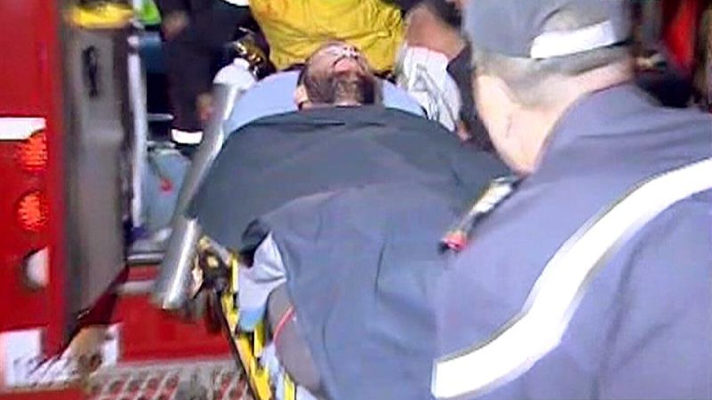 Juan Bol&iacute;var, &uacute;nico superviviente del accidente, es trasladado en camilla tras ser rescatado