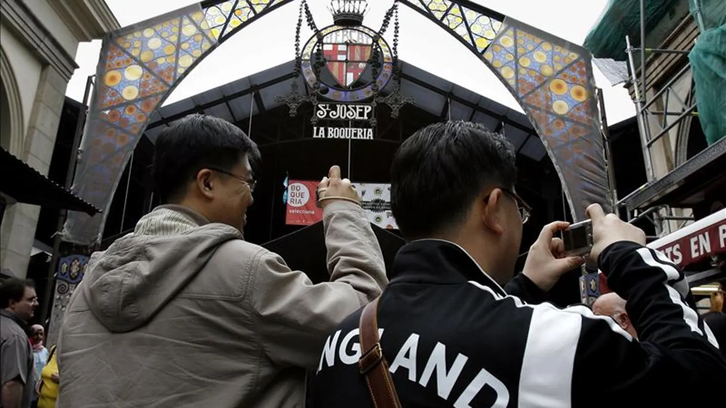 El Ayuntamiento de Barcelona restringe el acceso de turistas al Mercado de la Boqueria El Ayuntamiento de Barcelona restringe el acceso de turistas al Mercado de la Boqueria